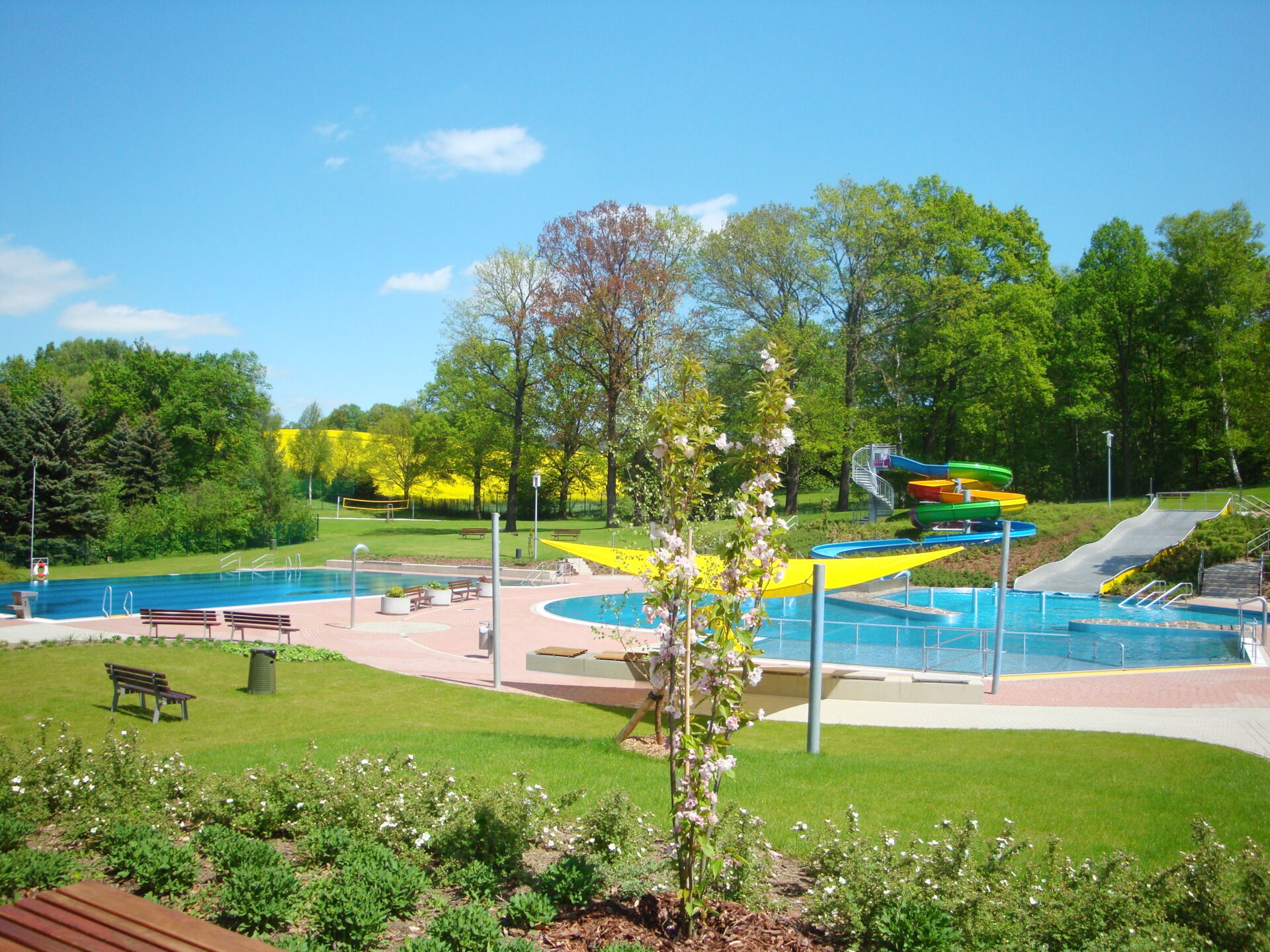 Blick auf das Freibad Bad Cunewalde mit Schwimmern