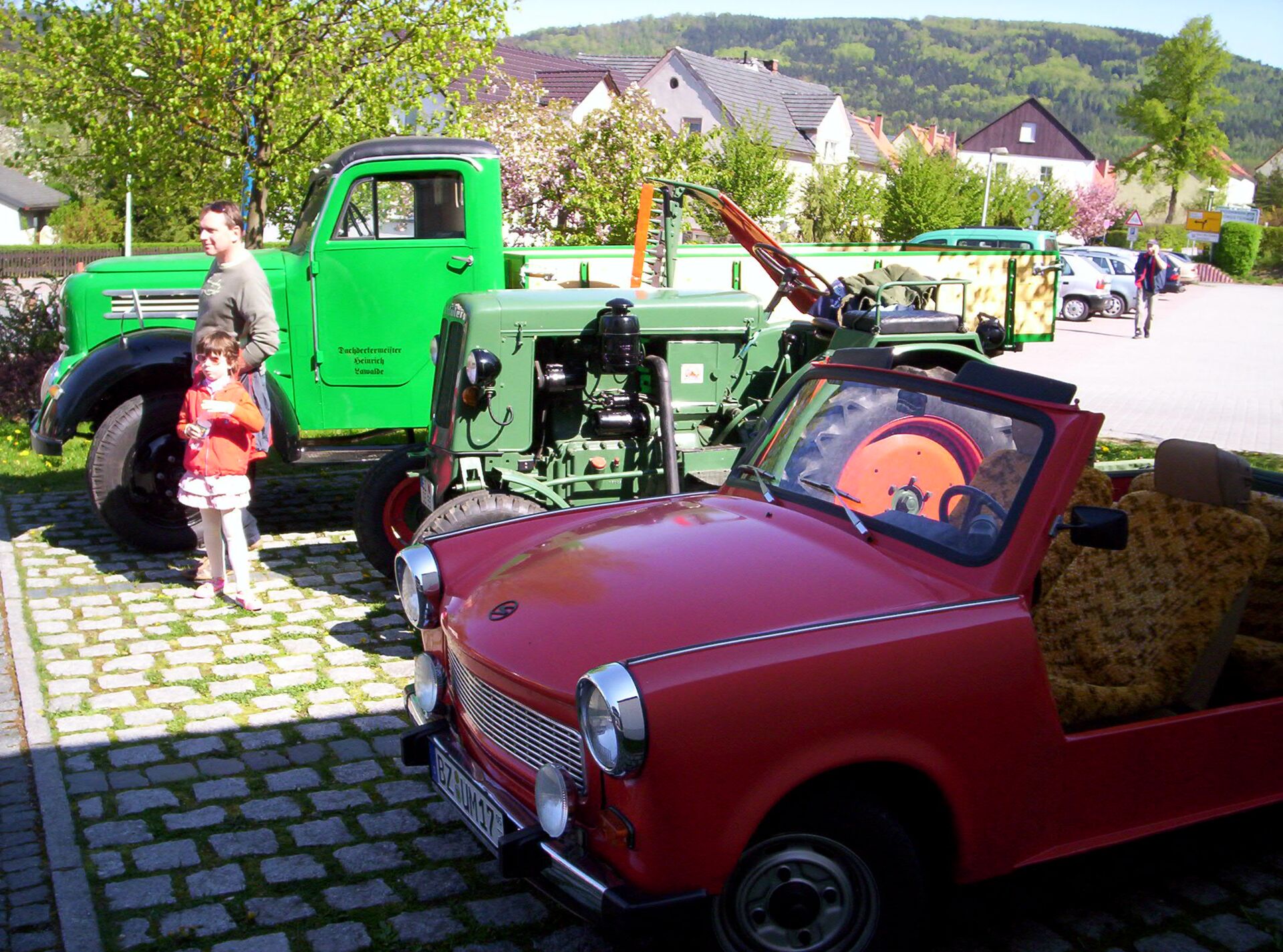 Besucher beim lokalen Fest in Cunewalde mit Bühnenauftritt
