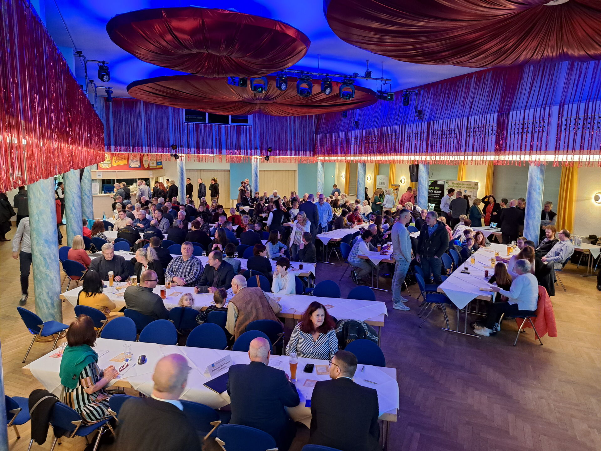 Veranstaltungsszene mit Gästen beim Bürgerabend 2025