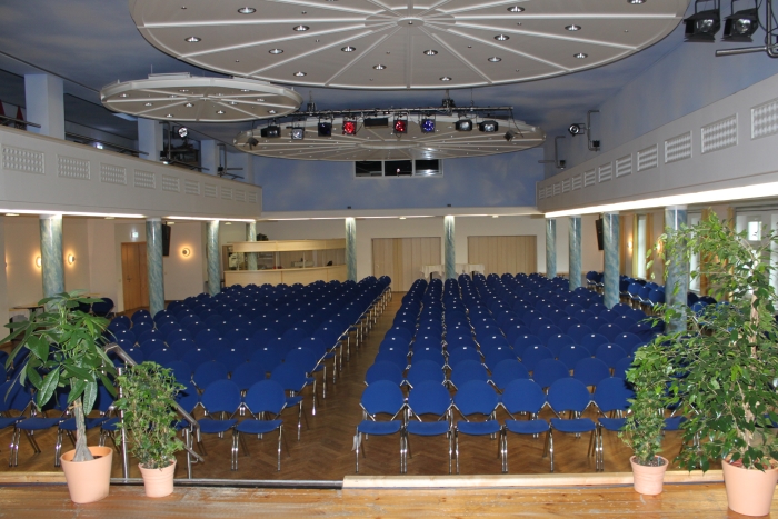 Sitzbereich und Dekoration im Haus des Gastes Blaue Kugel