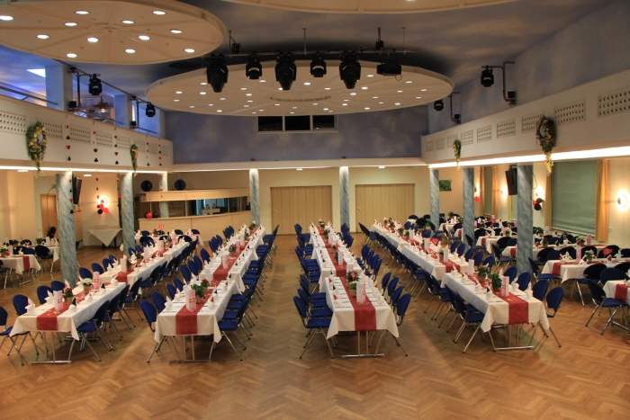 Blick auf die Außenterrasse des Hauses des Gastes